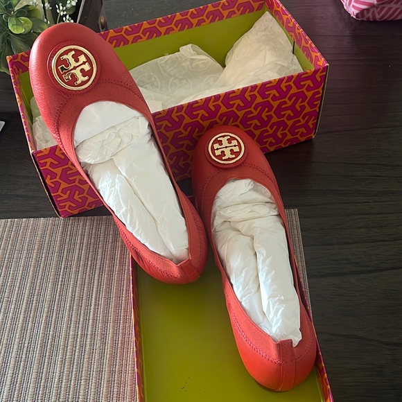 Iam selling Tory Burch shoes - Picture 1 of 3